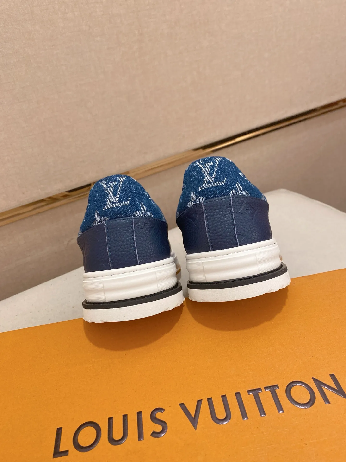 Men's shoes💰 420💰louis vuitton (Louis Vuitton/lv)🔍🔍The new counters are on sale at the same time. The uppers are imported from Italy. ⃣️Re-engraved🇮🇹💪💪, ⚠Sole: The original sole is specially provided by the original factory, the exclusive movable molded sole is super comfortable, ⚠Original and single goods 🔍high quality, you can enter and leave the counter at will, welcome to compare⚠. Code number: 38-44 (45/customized, non-refundable)